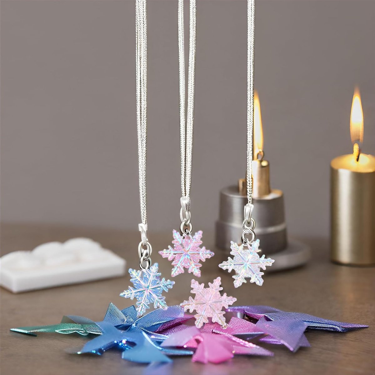 10 stuks mix middelgrote sneeuwvlok bedels met gaten, schattige kerst hars ornamenten, beeldjes sneeuwvlok model, handgemaakte doe-het-zelf terrarium ambachten accessoires ambachten 4 kleuren gemengd