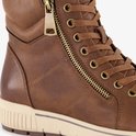 Sluiting van de bruine leren hoge sneaker met rits