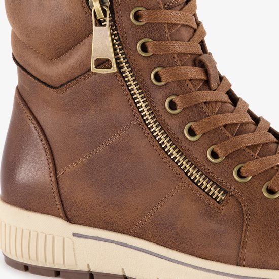 Sluiting van de bruine leren hoge sneaker met rits