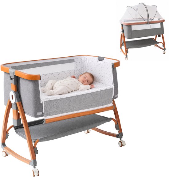 Grijze baby wieg met houten frame. Een baby slaapt in de wieg. Inclusief muggennet.