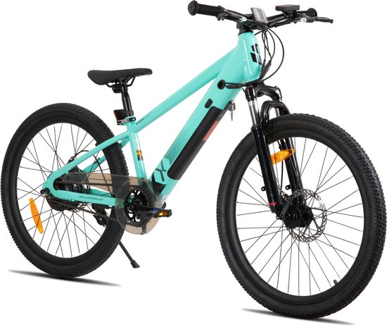 Zij-aanzicht van een turquoise elektrische mountainbike met zwarte wielen, een frame met accupack en zwarte stuur.
