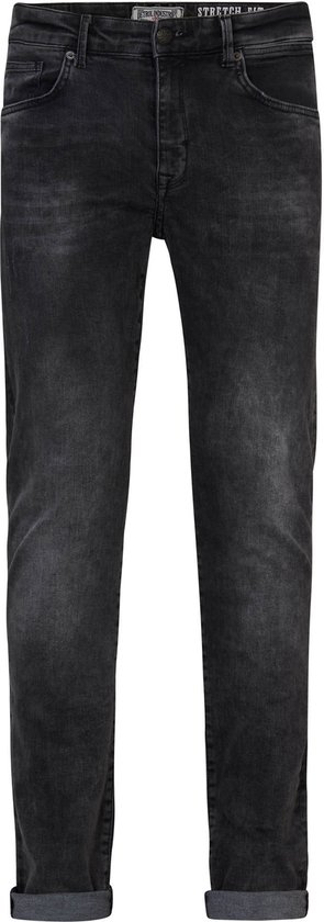 Gedragen zwarte slim fit jeans met opgerolde broekspijpen en licht verbleekte wassing.