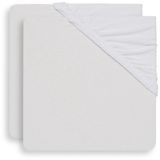 Twee witte wieglaken van zachte jersey, met elastiek aan de rand.