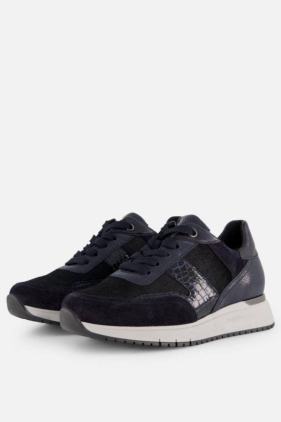 Donkerblauwe Gabor sneakers met suède, ponyhaar en croco-structuur.