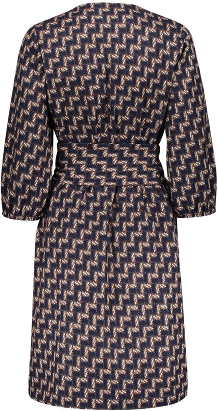 Achterkant van een marineblauwe jurk met geometrische print in bruin en beige, met strikceintuur.