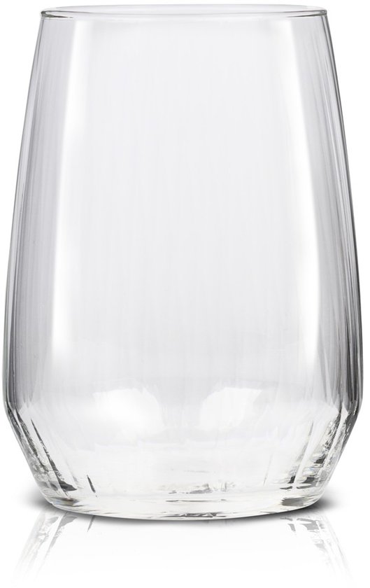 Un verre à boire alpina vide et transparent avec des nervures verticales et une forme effilée.