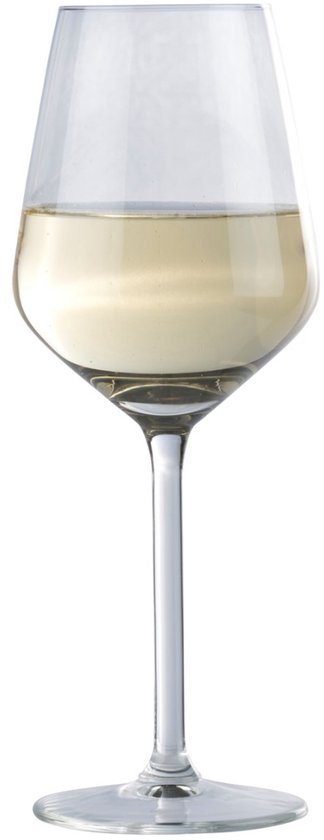 Un verre à vin transparent rempli de vin blanc, sur fond blanc.