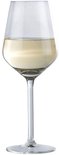 Un verre à vin transparent rempli de vin blanc, sur fond blanc.