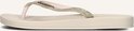 Lichtroze Ipanema teenslipper met glitterband en beige zool.