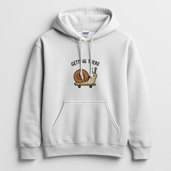 Witte hoodie met een slak op een skateboard en de tekst 'GETTING THERE'.