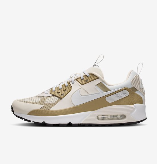 Zijaanzicht van beige Nike Air Max 90 met wit swoosh en 'AIR MAX' detail.