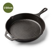 Zwarte gietijzeren koekenpan van 30 cm met schenktuiten en een extra handgreep.