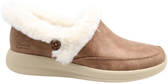 Bruine Skechers Slip-ins slof met witte imitatiebont voering, 'Skechers Slip-ins' logo en beige zool.
