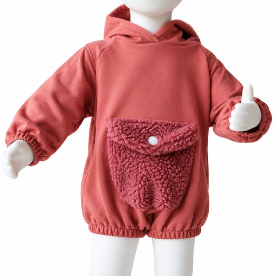 Detail van roze baby-romper met teddy-buidelzak en drukknop op etalagepop.