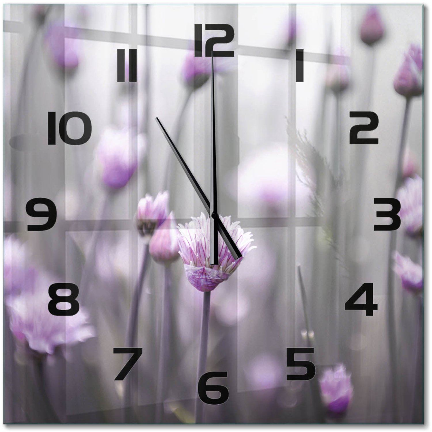 TULUP Wandklok - Bieslookbloemen Gekleurde Glazen Klok - 60x60 cm - Paars Glazen Klok Met Print - Zwarte handen - Vierkante Klok - Moderne Wandklok Glas - Wandklok Glas Decoratie