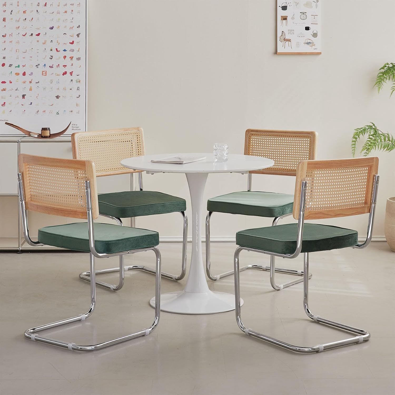 Set van 2 Velora Groene Fluwelen Eetkamerstoelen met Rotan Rugleuning en Verchroomde Metalen Sledepoot – Moderne Keukenstoelen met Gewatteerde Zitting, Ruimtebesparend Design