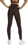 Achteraanzicht van een bruine sportlegging met hoge taille op model.