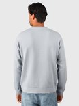 Achterkant van een lichtblauwe Brunotti sweater gedragen met een jeans.