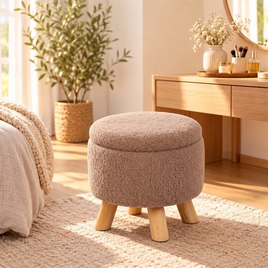 Bruine teddy poef in een warm interieur bij een kaptafel en bed.