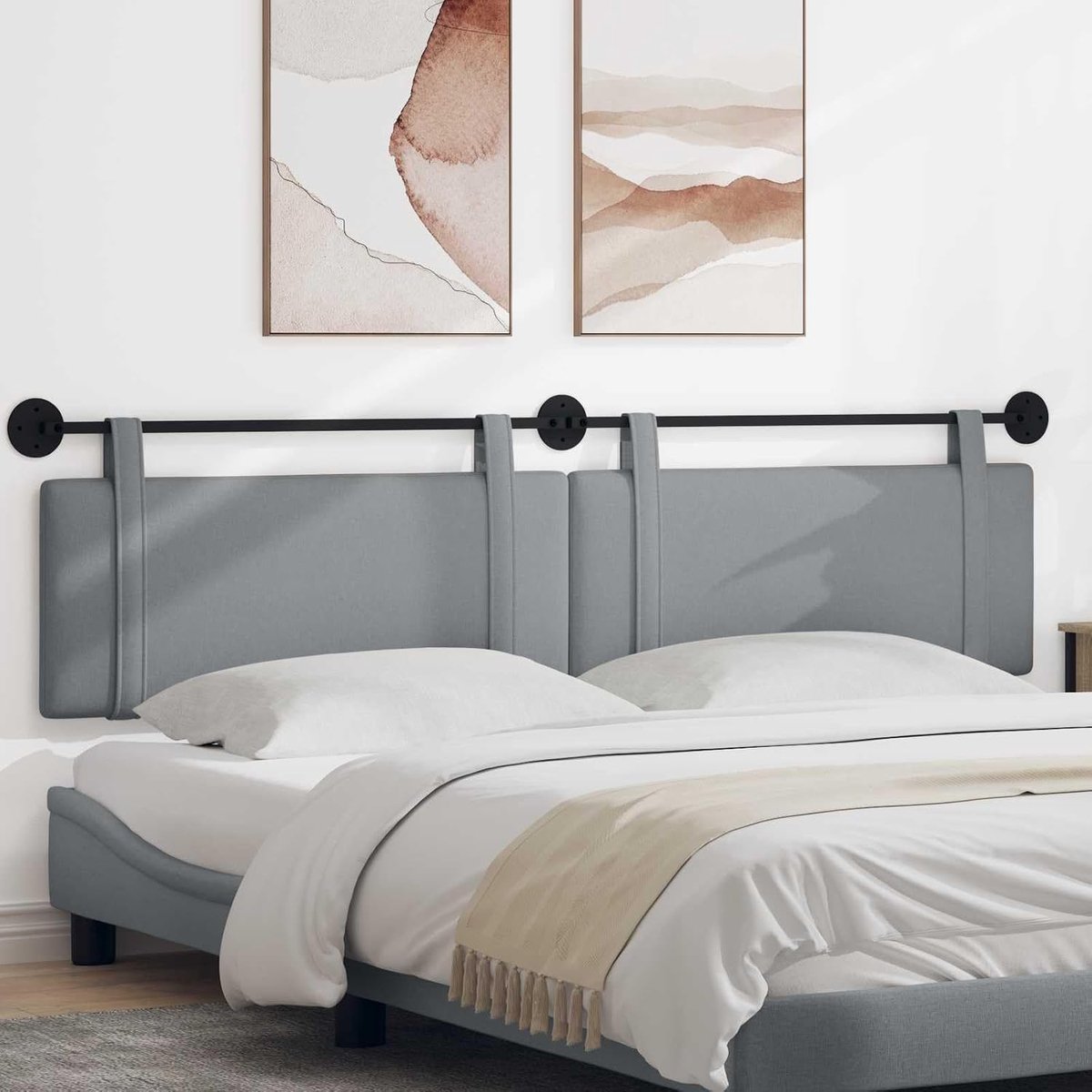 Hoofdeinde in lichtgrijs stof, wandmontage, voegt elegantie en comfort toe aan elke slaapkamer. Zachte textuur en modern design passen bij verschillende lijsten