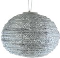 Zilverkleurige Lumiz lampion met een verfrommelde textuur en verlichting, hangend aan een draad.