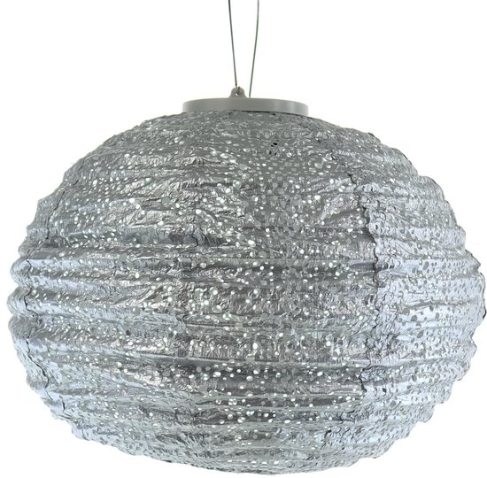 Zilverkleurige Lumiz lampion met een verfrommelde textuur en verlichting, hangend aan een draad.