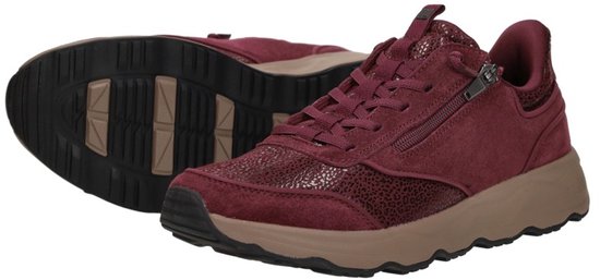 Paar bordeauxrode sneakers met luipaardprint en rits. Eén schoen ligt op zijn zool.