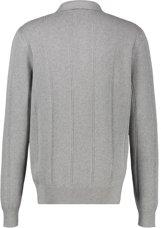 Grijze polo met lange mouwen, verticale strepen en een textuurpatroon, op een witte achtergrond.