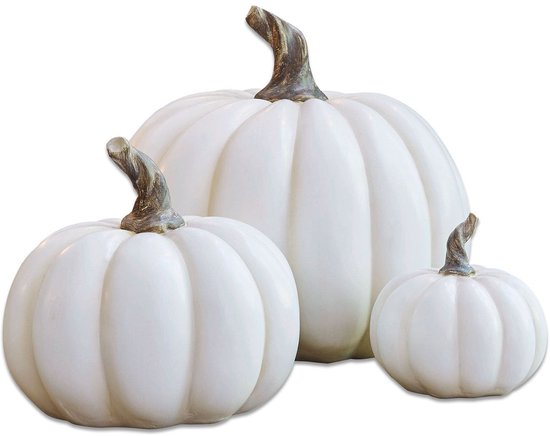 Set van drie witte pompoenen met gestreepte textuur en bruine steeltjes.
