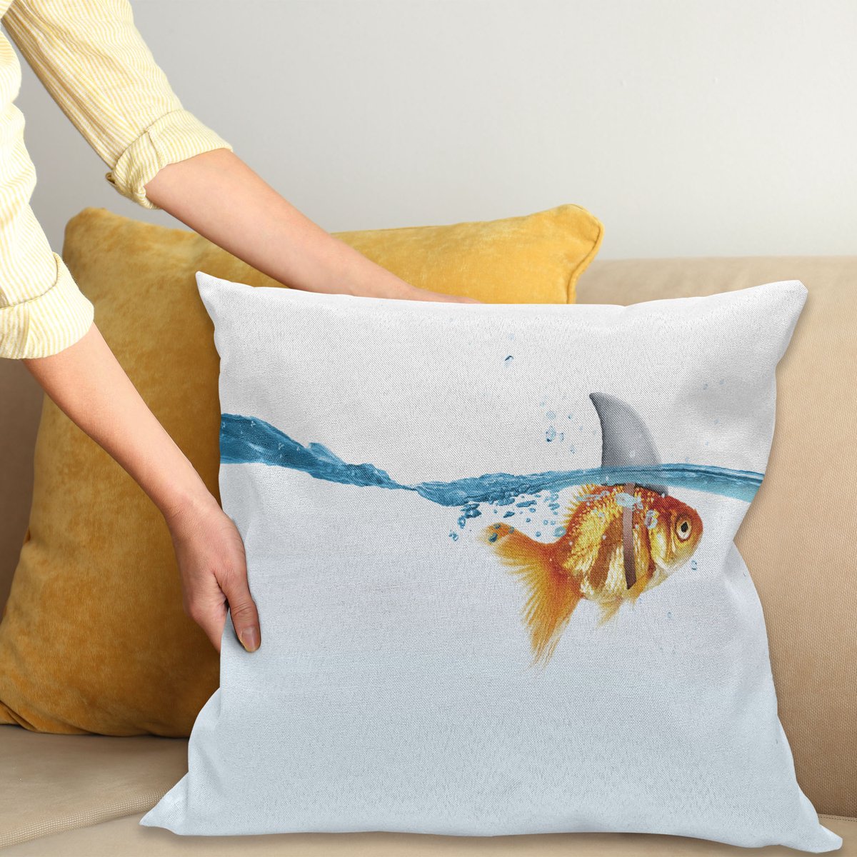 ABAKUHAUS Haai Sierkussenhoes, Goldfish in Water met Haai Fin Scary Predators Tricky Humor Environment Fun Afbeelding, Decoratieve Vierkante Sierkussenhoes, 40 x 40 cm, Blauw Oranje