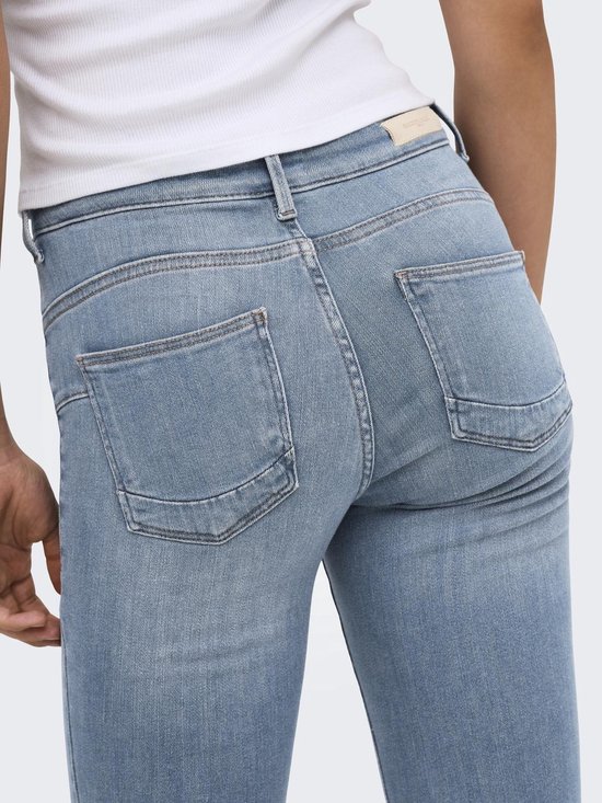 Achterkant van een lichtblauwe ONLY skinny jeans met push-up effect, getoond op een model.