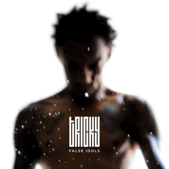 De cover van Tricky's album 'False Idols', met een wazige torso van een man met het logo van 'Tricky' en 'False Idols'.