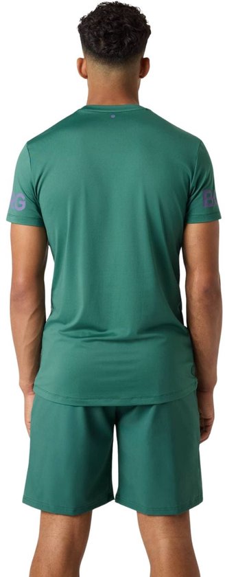 Rug van mannen sportshirt in groen met paarse BORG opdruk op mouwen.