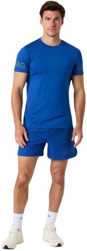 Mannen sportshirt in blauw met groene BORG opdruk op mouwen en shorts.