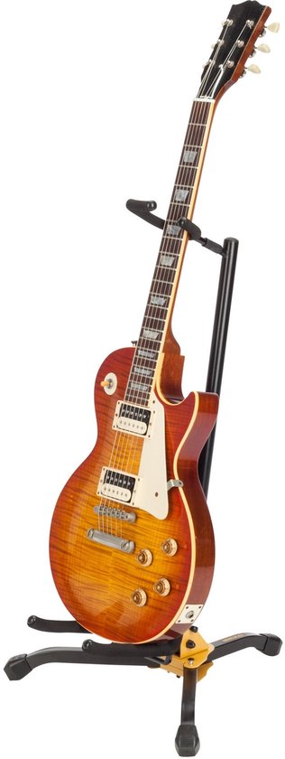 Elektrische gitaar met sunburst-finish op een zwarte standaard.