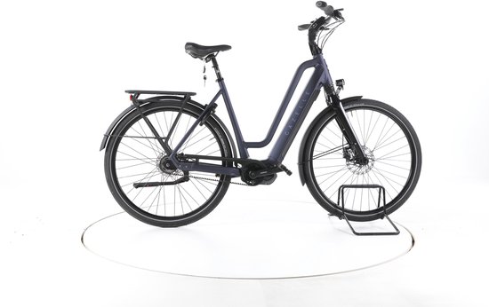Donkerblauwe Gazelle Chamonix C5 HMS e-bike, zijaanzicht van de aandrijflijn en Shimano-motor.