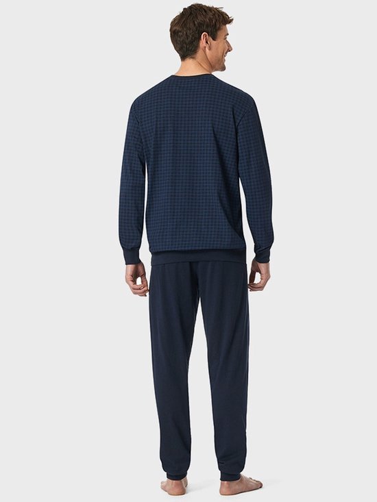 Achteraanzicht van een man in een donkerblauwe pyjamaset met een ruitpatroon op het bovendeel.
