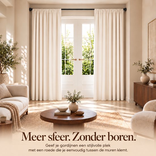 Witte gordijnen opgehangen met een zwarte roede in een woonkamer. Tekst: Meer sfeer. Zonder boren.
