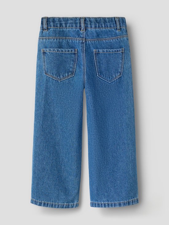 Achterkant van de blauwe spijkerbroek met twee zakken.