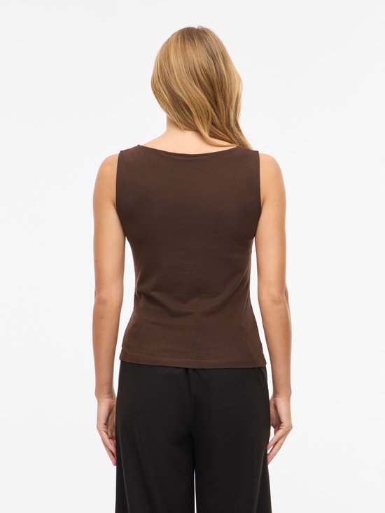 Vrouw, achterkant, bruine mouwloze top met boothals en zwarte broek