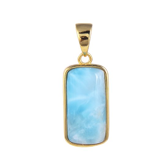 Pendentif rectangulaire doré avec une cabochon larimar bleu clair aux motifs blancs.
