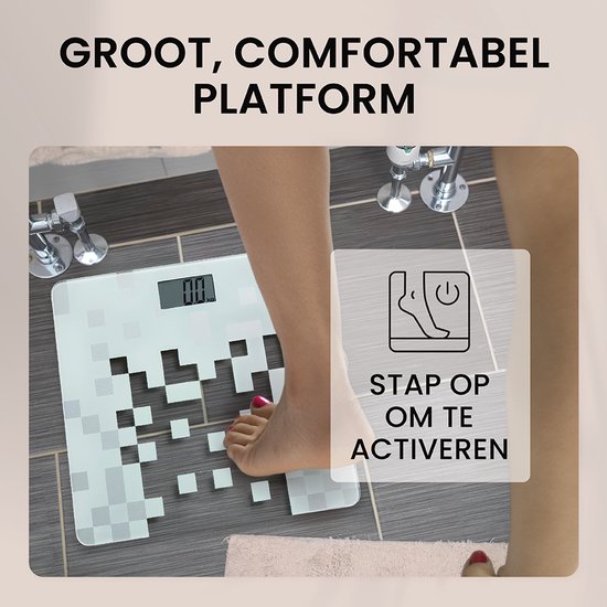 Witte digitale weegschaal met pixelpatroon, vrouwenvoet stapt erop. Tekst: GROOT, COMFORTABEL PLATFORM. STAP OP OM TE ACTIVEREN.