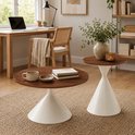 Ronde salontafel met walnoothouten blad en crèmewitte conische voet, in een kantoorruimte.