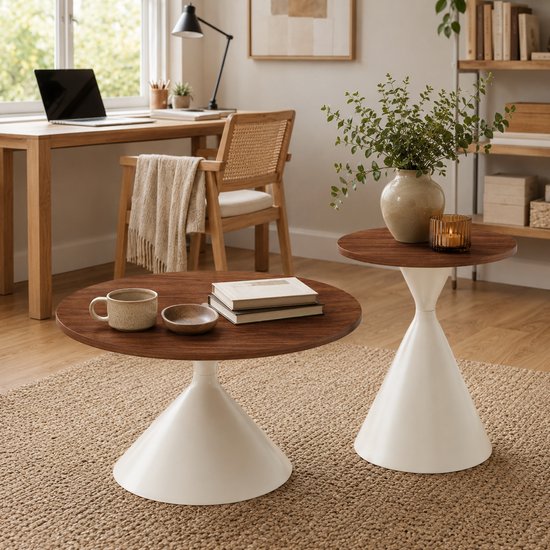 Ronde salontafel met walnoothouten blad en crèmewitte conische voet, in een kantoorruimte.