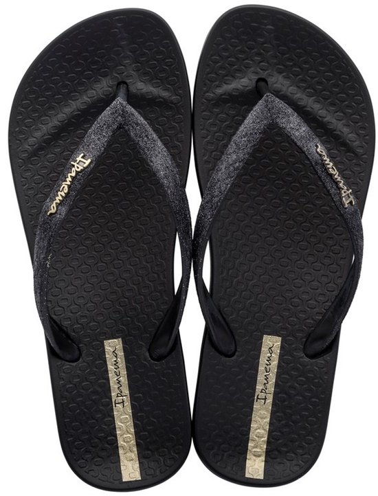 Zwarte Ipanema teenslippers met glinsterende bandjes en gouden logo.