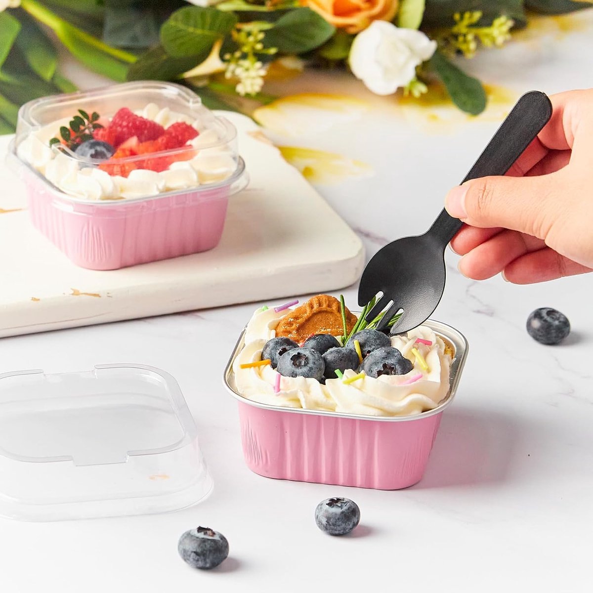 SnelShoppen - 50 Mini Taartbakbekers met Deksels en Lepels - 150 ml Vierkante Aluminiumfolie - Roze Taartcontainers voor Bruiloft, Verjaardag, Picknic