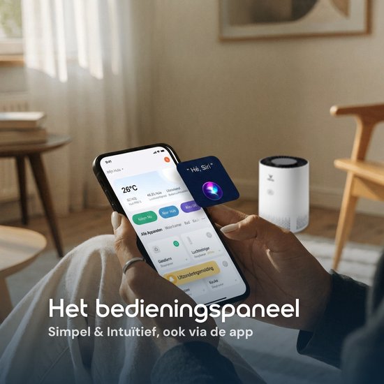Smartphone met app voor luchtreiniger in de hand. Op de achtergrond een witte luchtreiniger.