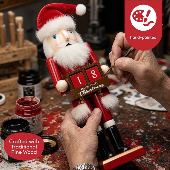 Rode houten kerstman notenkraker met witte baard, muts en bont. De notenkraker houdt een aftelblok met '18' vast, handbeschilderd.