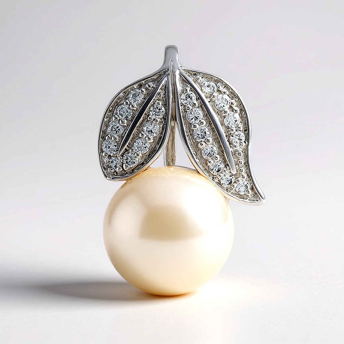 Cavill - Zilveren Hanger - 925 Sterling Zilver Gerhodineerd - Witte Zoetwaterparel Rond 9 mm - 0,178 ct Zirkonia Pavé - Elegante Glanzende Sieraden