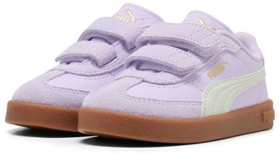 Paarse Puma sneakers met klittenbandsluiting, lichtgroene Puma-streep en bruine zool.
